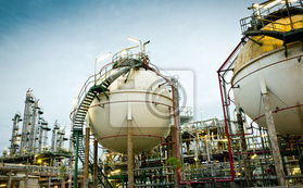 夜晚作業(yè) 兩個(gè)球儲(chǔ)氣庫(kù)石化廠的天然氣管道儲(chǔ)運(yùn)分析